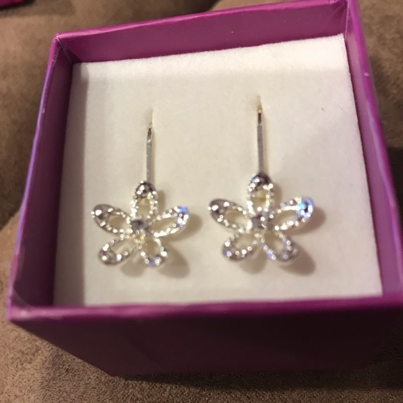 🌺NEW!! IN BOX! FLOWER EARRINGS🌸 - Picture 2 of 3